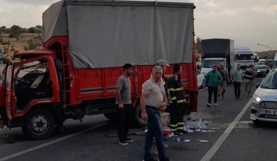 Çalışanları taşıyan kamyonet ile kamyon çarpıştı: 14 yaralı calisanlari tasiyan kamyonet ile kamyon carpisti 14 yarali 2atNGbZF.jpg