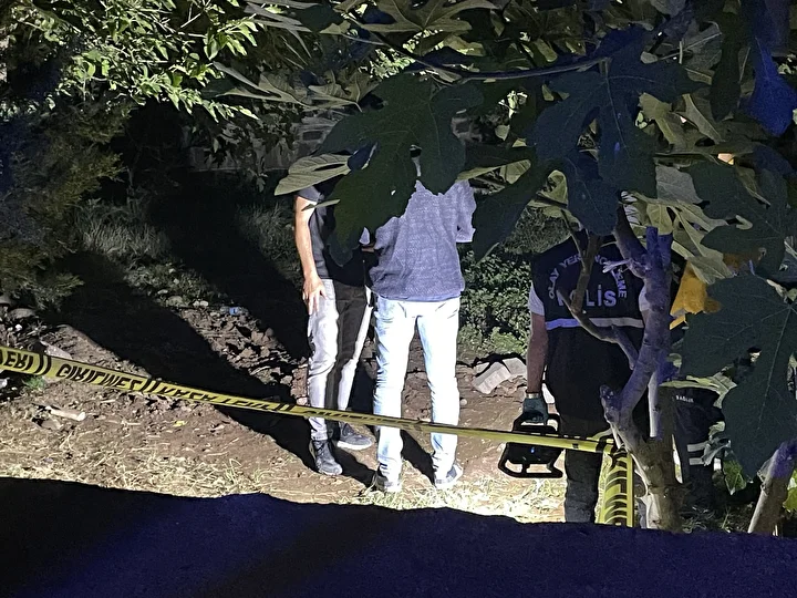 Cami bahçesine gömülmüş bebek cesedi bulundu 1 cami bahcesine gomulmus bebek cesedi bulundu 0 UsJwnAPK