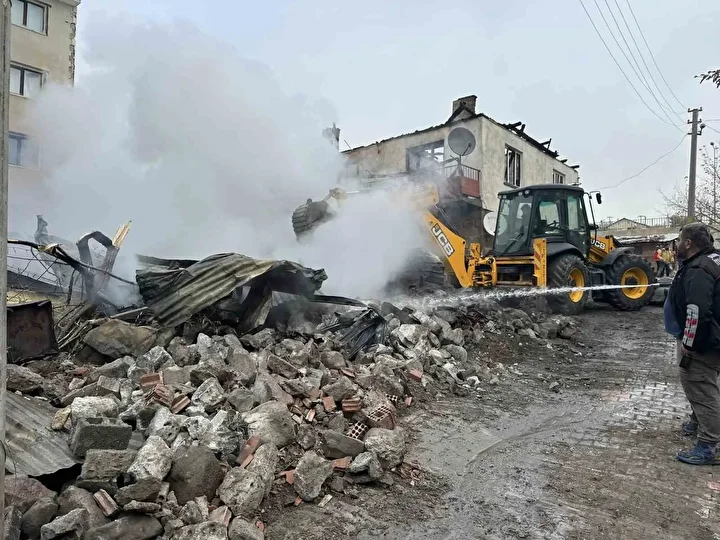 cankirida cikan yanginda 4 yapi ve bir arac ziyan gordu 0 ttyuDtnt