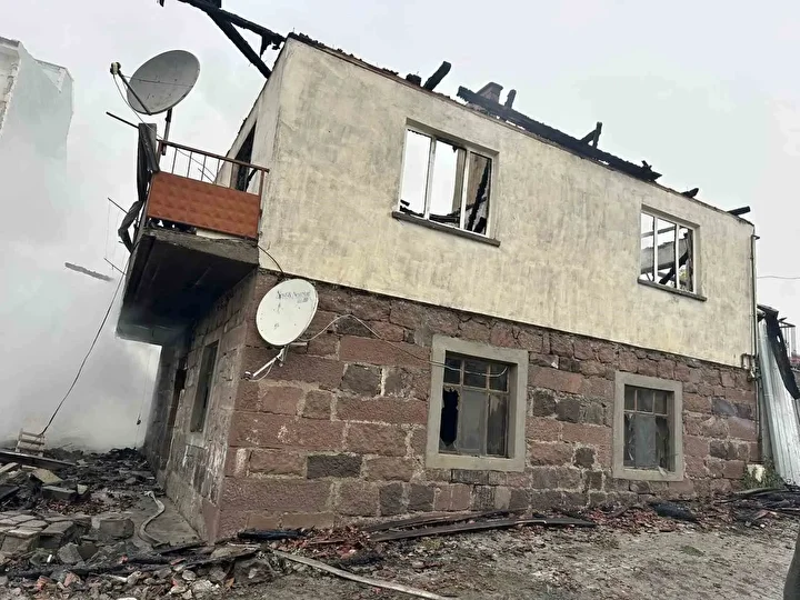 cankirida cikan yanginda 4 yapi ve bir arac ziyan gordu 2 H9Z3LM38