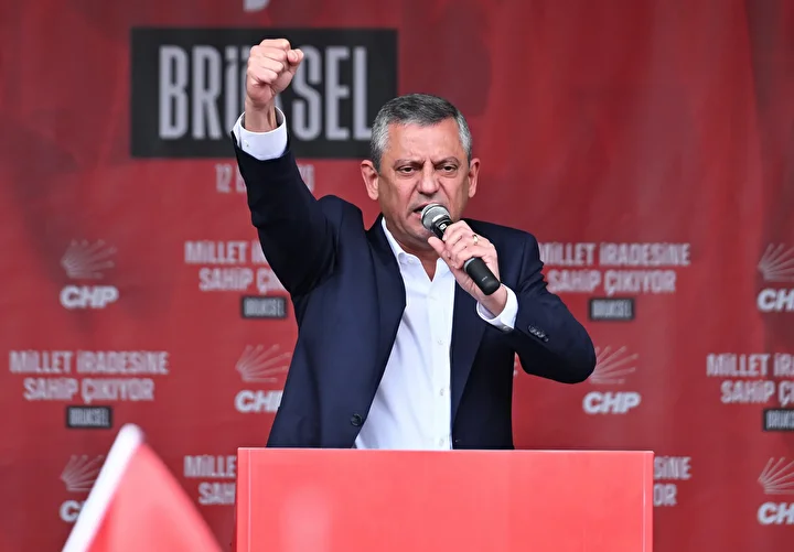chp genel baskani ozgur ozelin bruksel husrani duzenledigi mitinge adeta bir avuc insan katildi DHSL8FFq
