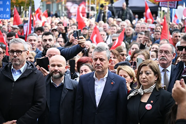 chp genel baskani ozgur ozelin bruksel husrani duzenledigi mitinge adeta bir avuc insan katildi