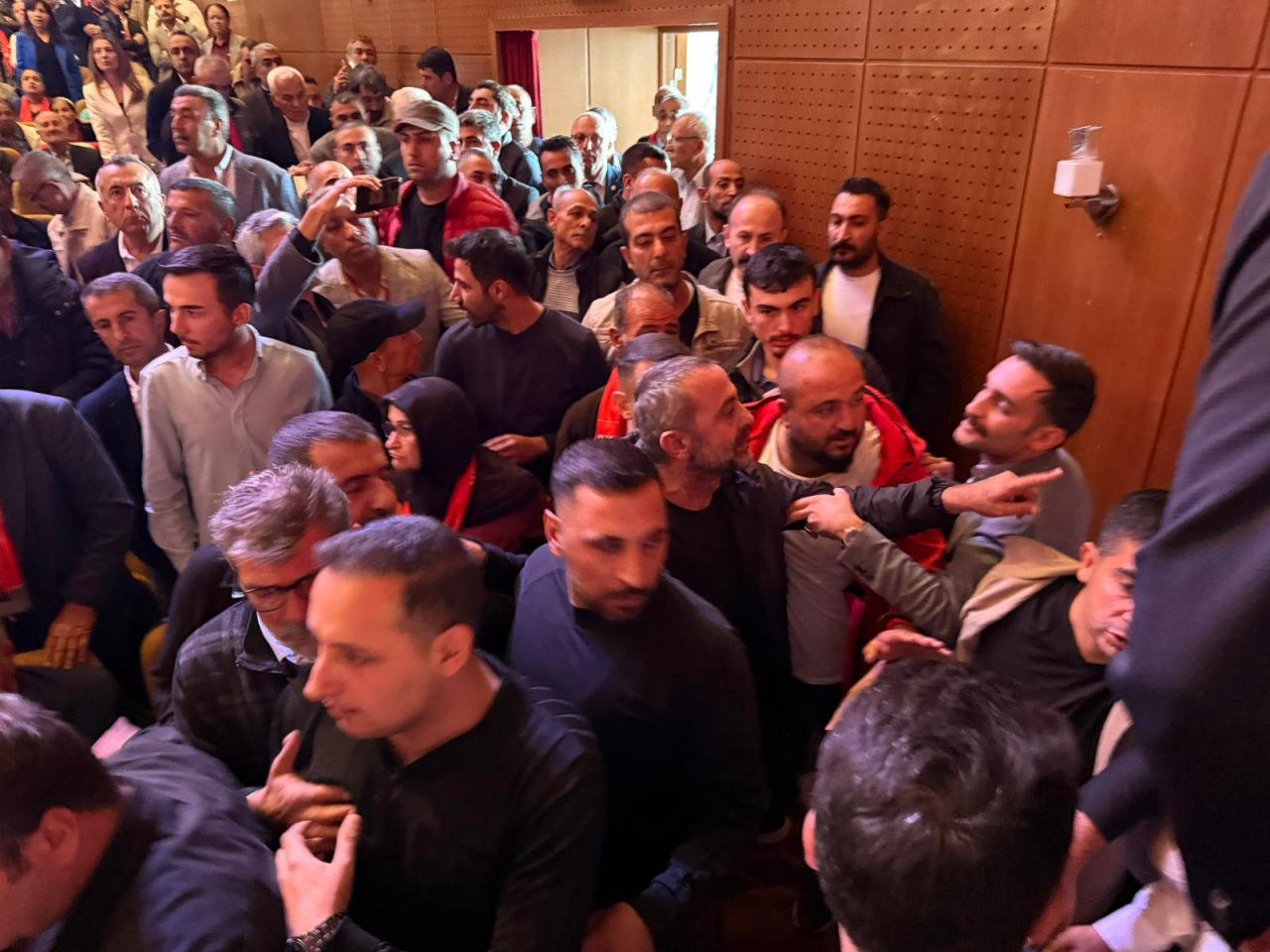 chp vilayet kongresinde yumruklar havada ucustu 0 t5wECjYM