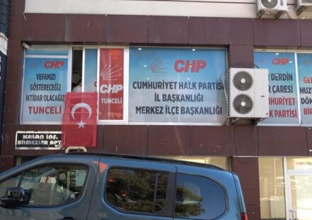 chpli il baskani kendini binaya kilitleyip hareket yapti cozum bulunmazsa cikmayacagiz S2Z54IFX.jpg