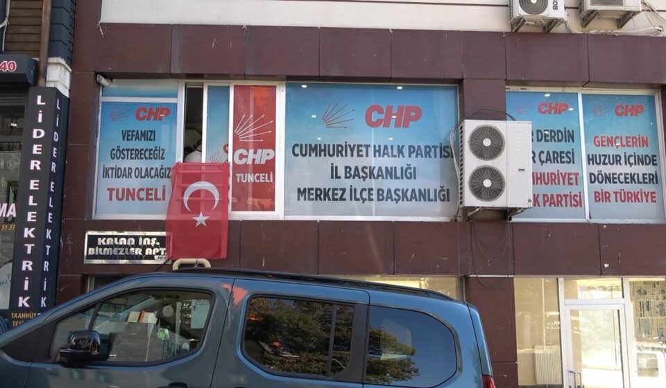 chpli il baskani kendini binaya kilitleyip hareket yapti cozum bulunmazsa cikmayacagiz S2Z54IFX.jpg