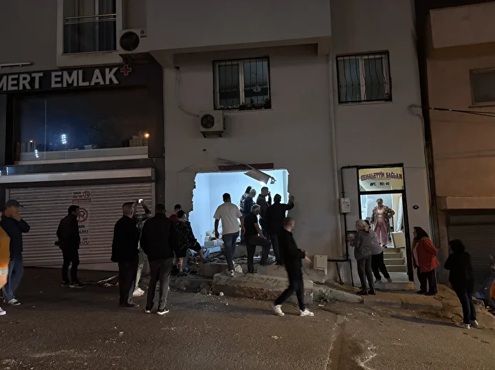 chpli izmir belediyesi tedbir almadi freni bosalan kamyon konutun oturma odasina carpti 0 jvATzMkc