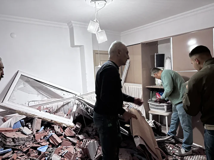 chpli izmir belediyesi tedbir almadi freni bosalan kamyon konutun oturma odasina carpti 1 SuRgfn6k