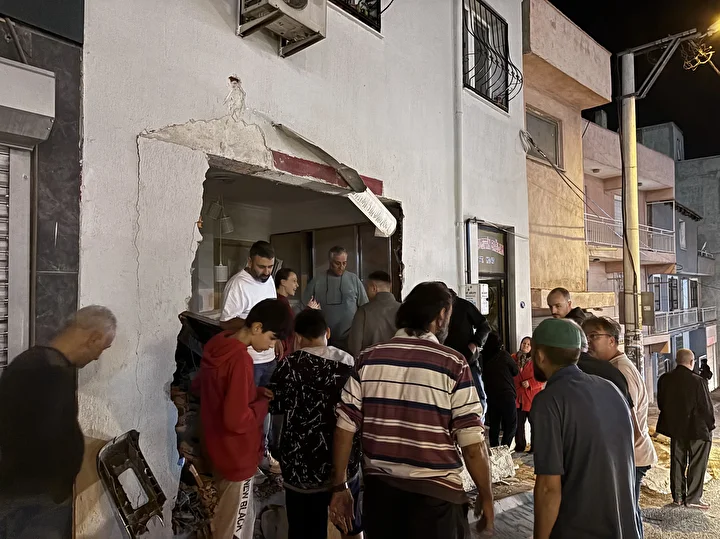chpli izmir belediyesi tedbir almadi freni bosalan kamyon konutun oturma odasina carpti 2 7lP8HMDa