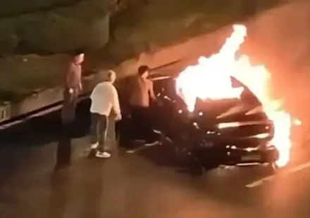cinde yasanan kaza xiaominin elektrikli aracini gayeye koydu kapilar acilmadi sofor iceride can verdi rDz15Eby.webp