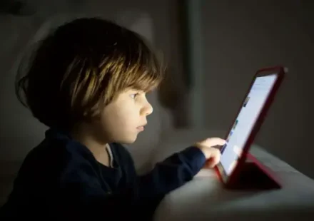 Çocuklarda ağır taşınabilir aygıt kullanımı ‘metin boyun sendromu’ riskini artırıyor cocuklarda agir tasinabilir aygit kullanimi metin boyun sendromu riskini artiriyor ExSB5fjK.webp