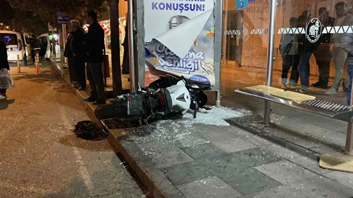corumda arabayla carpisan motosiklet otobus duragina daldi bir kisi yaralandi 0 OKUwRThR