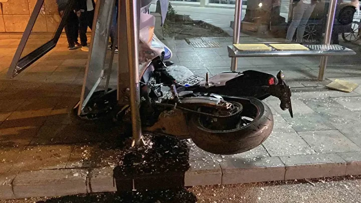 corumda arabayla carpisan motosiklet otobus duragina daldi bir kisi yaralandi 1 YDcgv6AI