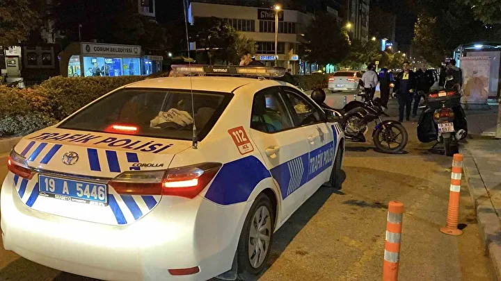corumda arabayla carpisan motosiklet otobus duragina daldi bir kisi yaralandi 3 GTVVgz8T