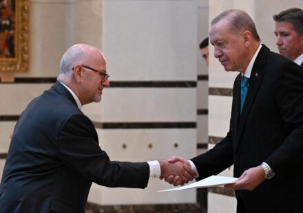 cumhurbaskani erdogan buyukelcilerin inanc mektuplarini kabul etti nKxdJxhY.jpg
