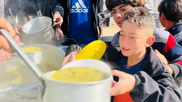 deniz feneri dernegi gazze seridinde sicak yemek dayanagi sunan en etkin turk sivil toplum FsSmS1AF.webp