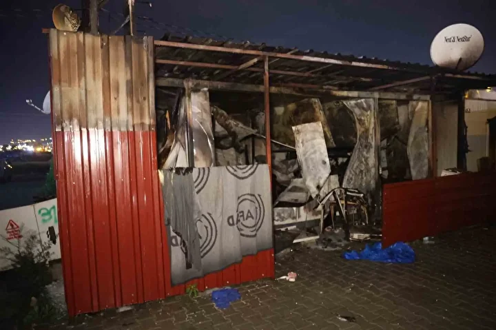 Depremzede ailenin yaşadığı konteyner alevlere teslim oldu: Anne ve 2 evladı dumandan etkilendi 2 depremzede ailenin yasadigi konteyner alevlere teslim oldu anne ve 2 evladi dumandan etkilendi 1 cpbrsAIW