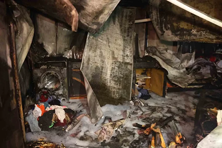 Depremzede ailenin yaşadığı konteyner alevlere teslim oldu: Anne ve 2 evladı dumandan etkilendi 3 depremzede ailenin yasadigi konteyner alevlere teslim oldu anne ve 2 evladi dumandan etkilendi 2 6dlksPRF