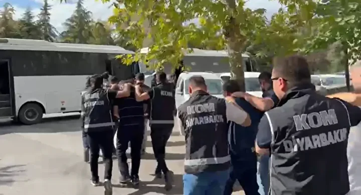 diyarbakir merkezli 13 vilayette silah kacakciligi operasyonunda 19 tutuklama 0 vYfdYQfe