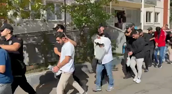 diyarbakir merkezli 13 vilayette silah kacakciligi operasyonunda 19 tutuklama 3 khAmYiwN