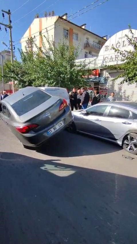 diyarbakirda farkli kaza park halindeki 2 otomobile carpip asili kaldi 1