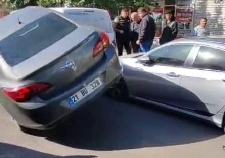 diyarbakirda farkli kaza park halindeki 2 otomobile carpip asili kaldi 9lnl8qqu.jpg