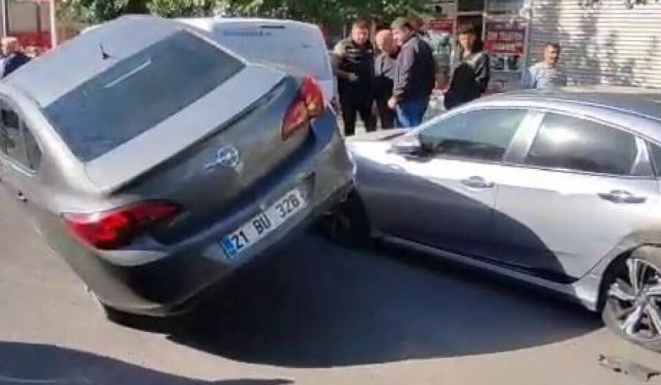 diyarbakirda farkli kaza park halindeki 2 otomobile carpip asili kaldi 9lnl8qqu.jpg
