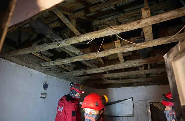 Düğün çerezi hazırlayan ailenin başına meskenin tavanı çöktü 1 dugun cerezi hazirlayan ailenin basina meskenin tavani coktu 0 beVRMlYR