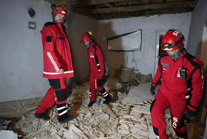 Düğün çerezi hazırlayan ailenin başına meskenin tavanı çöktü 2 dugun cerezi hazirlayan ailenin basina meskenin tavani coktu 1 OKFNCafG