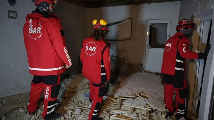 Düğün çerezi hazırlayan ailenin başına meskenin tavanı çöktü 12 dugun cerezi hazirlayan ailenin basina meskenin tavani coktu 11 Kda9yHwu