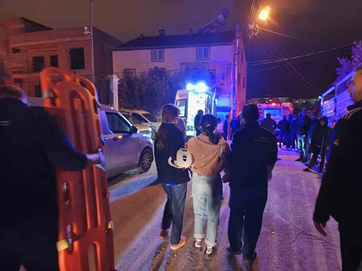 Düğün çerezi hazırlayan ailenin başına meskenin tavanı çöktü 4 dugun cerezi hazirlayan ailenin basina meskenin tavani coktu 3 LbA92CsC