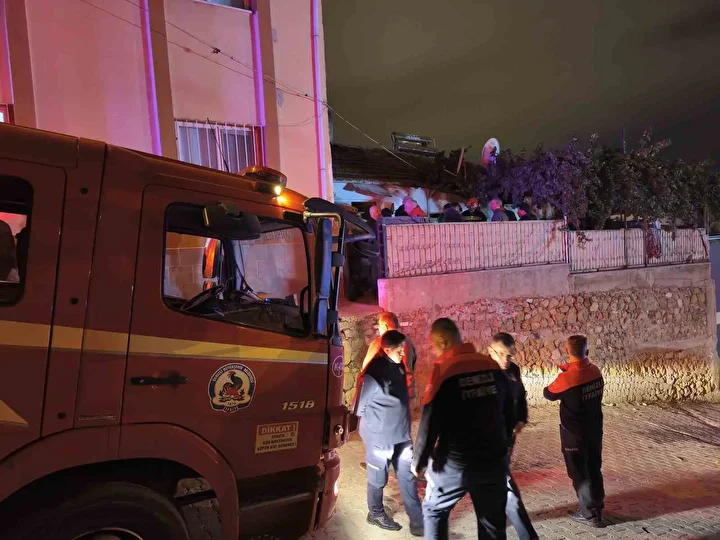 Düğün çerezi hazırlayan ailenin başına meskenin tavanı çöktü 6 dugun cerezi hazirlayan ailenin basina meskenin tavani coktu 5 zU4R2RTL