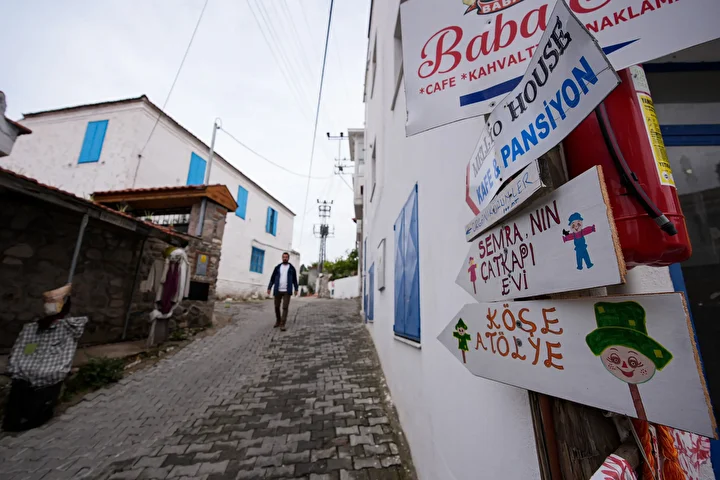 Dünyanın en düzgün turizm köyleri ortasında: Korkuluklarıyla ilgi görüyor 14 dunyanin en duzgun turizm koyleri ortasinda korkuluklariyla ilgi goruyor 13 9lAQ335S