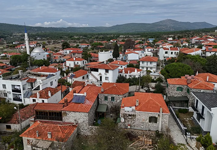 Dünyanın en düzgün turizm köyleri ortasında: Korkuluklarıyla ilgi görüyor 5 dunyanin en duzgun turizm koyleri ortasinda korkuluklariyla ilgi goruyor 4