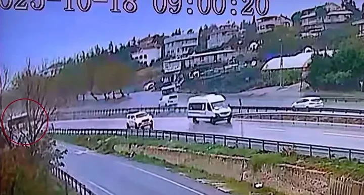 e 5te dehset dolu anlar seyir halindeki iett yoldan cikti 0 QjNmEcu1