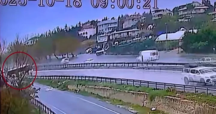 e 5te dehset dolu anlar seyir halindeki iett yoldan cikti 1 bqGme9g3