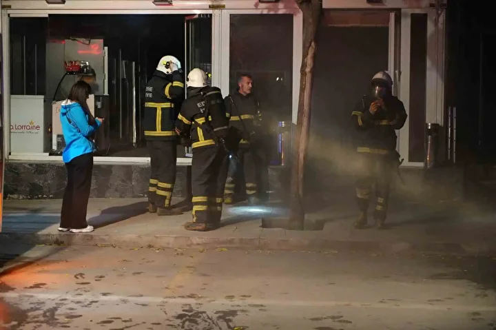 Edirne’de pastanede yangın paniği: Mahalleli sokağa döküldü 3 edirnede pastanede yangin panigi mahalleli sokaga dokuldu 2 yH4GayCW