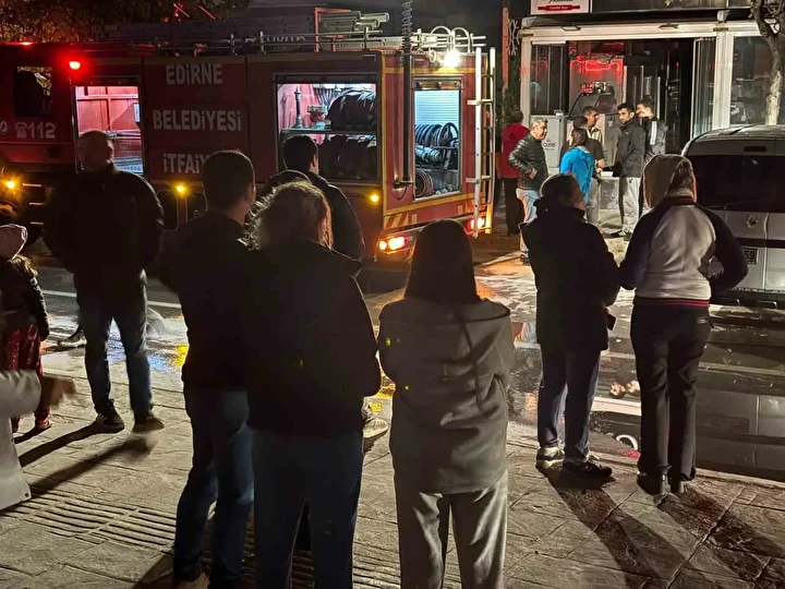 Edirne’de pastanede yangın paniği: Mahalleli sokağa döküldü 4 edirnede pastanede yangin panigi mahalleli sokaga dokuldu 3 ekgWdTON