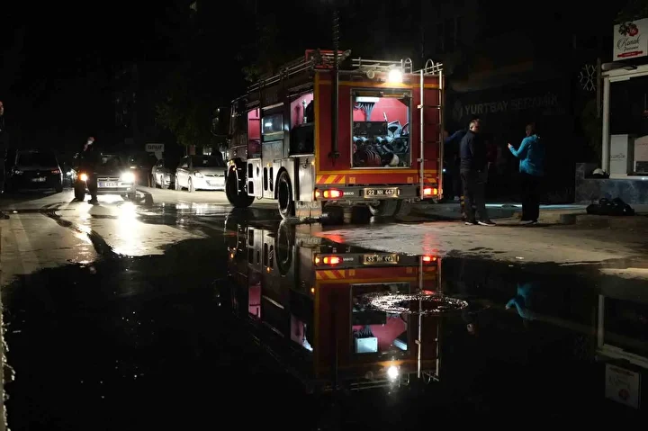 Edirne’de pastanede yangın paniği: Mahalleli sokağa döküldü 5 edirnede pastanede yangin panigi mahalleli sokaga dokuldu 4 milwUBcF