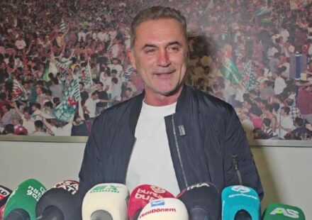 Efsane kadronun yeni hocası birinci maçında 3 attı! ‘Ağlamamak için kendimi güç tuttum’ efsane kadronun yeni hocasi birinci macinda 3 atti aglamamak icin kendimi guc tuttum 4UQNqM7a.jpg