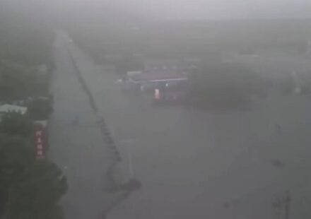 Ekvador’da korkutan patlama! AVM’nin önünde hareketli saatler! ekvadorda korkutan patlama avmnin onunde hareketli saatler HV9w5PVB.jpg