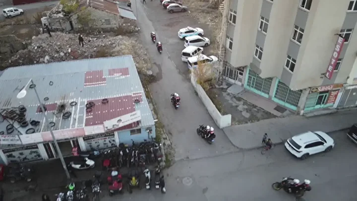Erzurum'da kentin birçok yerinde bulunan metruk binalar didik didik arandı 2 erzurumda kentin bircok yerinde bulunan metruk binalar didik didik arandi 1 PTn1v9A7