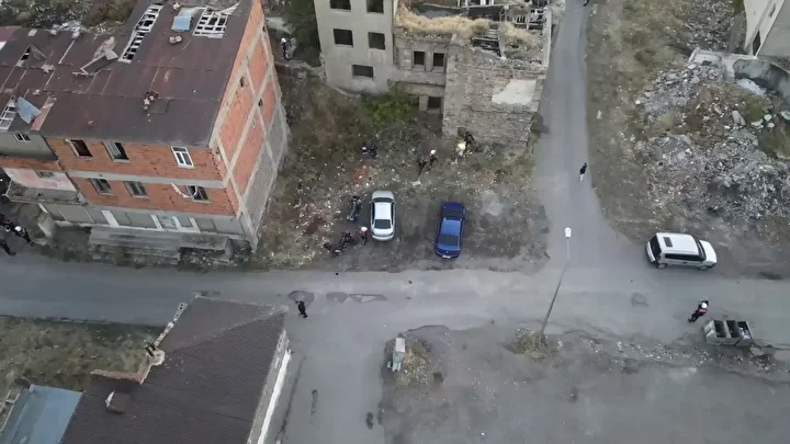 Erzurum'da kentin birçok yerinde bulunan metruk binalar didik didik arandı 3 erzurumda kentin bircok yerinde bulunan metruk binalar didik didik arandi 2 DXZCn5ga