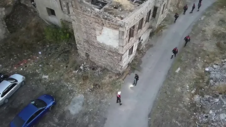 Erzurum'da kentin birçok yerinde bulunan metruk binalar didik didik arandı 4 erzurumda kentin bircok yerinde bulunan metruk binalar didik didik arandi 3 ZwflHvaw