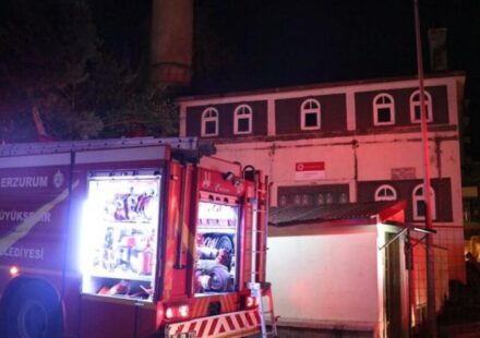 Erzurum’da tarihi caminin çatısında yangın çıktı erzurumda tarihi caminin catisinda yangin cikti JYJ1qrgG.jpg