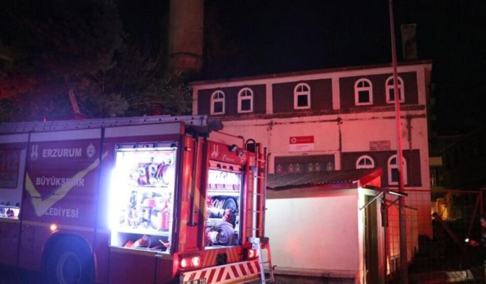 erzurumda tarihi caminin catisinda yangin cikti JYJ1qrgG.jpg