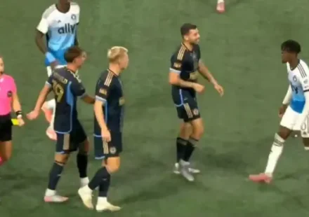 Eski Galatasaraylı gündem oldu: Gol attı, rakibine vurarak kırmızı kart gördü! eski galatasarayli gundem oldu gol atti rakibine vurarak kirmizi kart gordu 3Z4MTGRv.webp