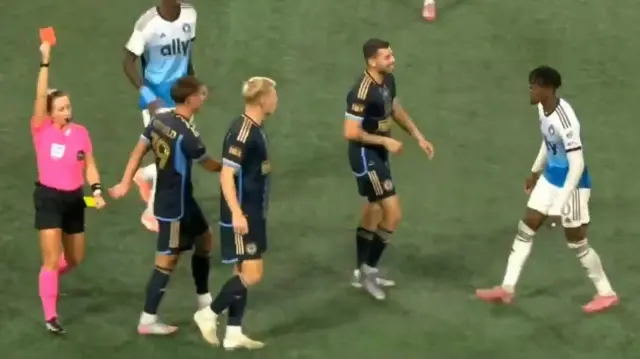Eski Galatasaraylı gündem oldu: Gol attı, rakibine vurarak kırmızı kart gördü! eski galatasarayli gundem oldu gol atti rakibine vurarak kirmizi kart gordu 3Z4MTGRv.webp