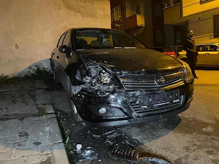 eyupsultanda sofor hakimiyetini kaybetti yokus asagi inerken 8 araca carpip ortaligi savas alanina cevirdi K2iANHvi