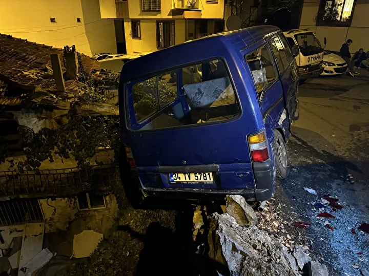 eyupsultanda sofor hakimiyetini kaybetti yokus asagi inerken 8 araca carpip ortaligi savas alanina cevirdi gjhpOOnb