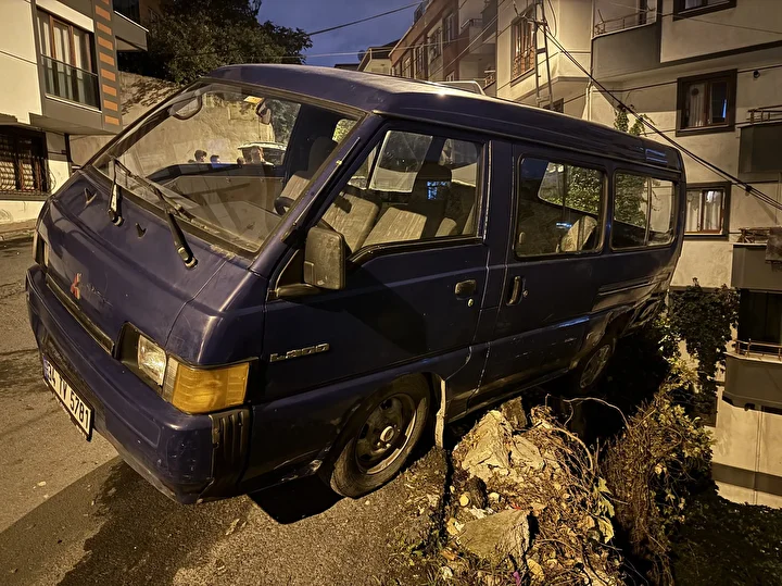 eyupsultanda sofor hakimiyetini kaybetti yokus asagi inerken 8 araca carpip ortaligi savas alanina cevirdi rPF4TZzi